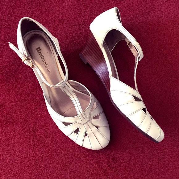 Naturalizer Shoes - Naturalizer Sandals low-heel, closed toe EUC